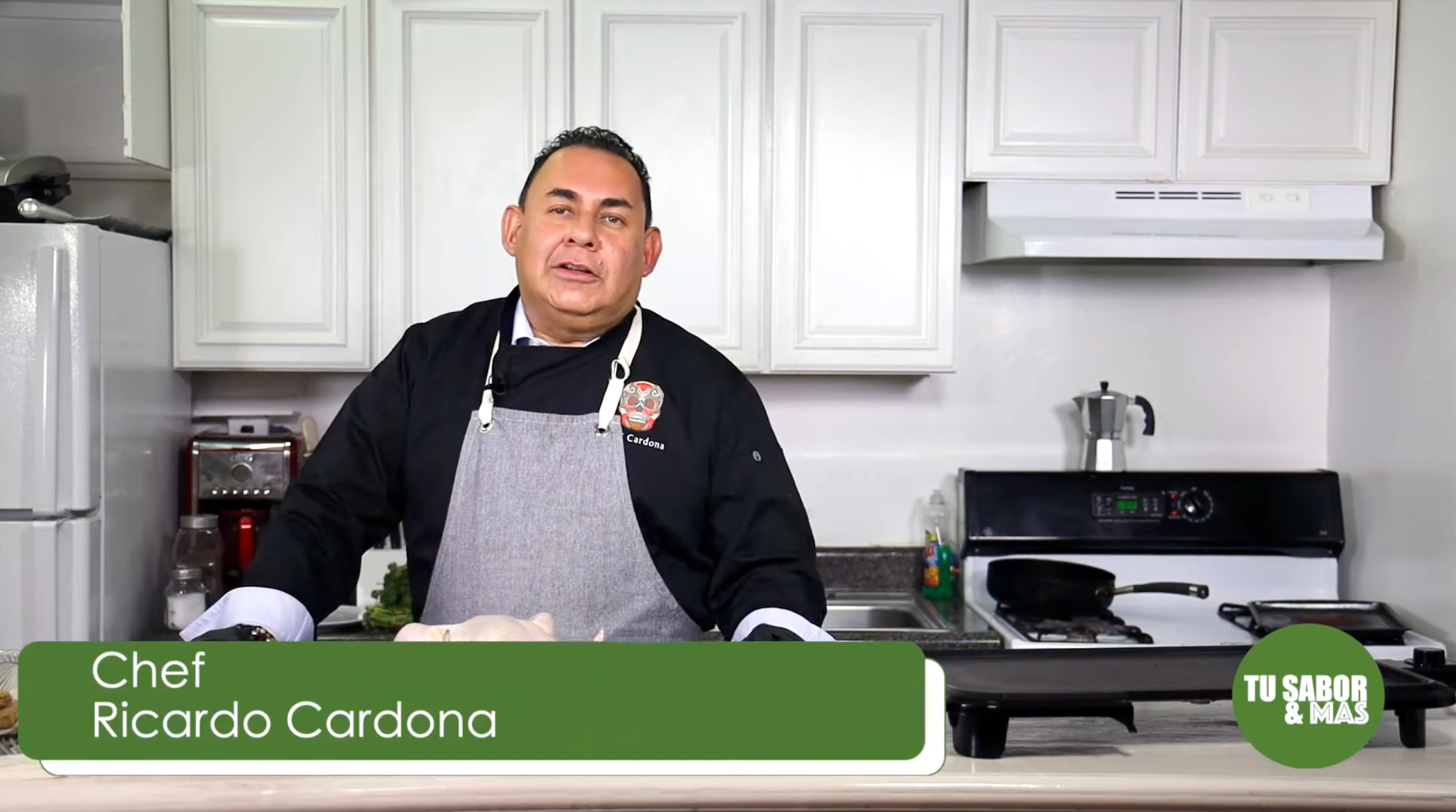 Como cortar un pollo con el chef Ricardo Cardona