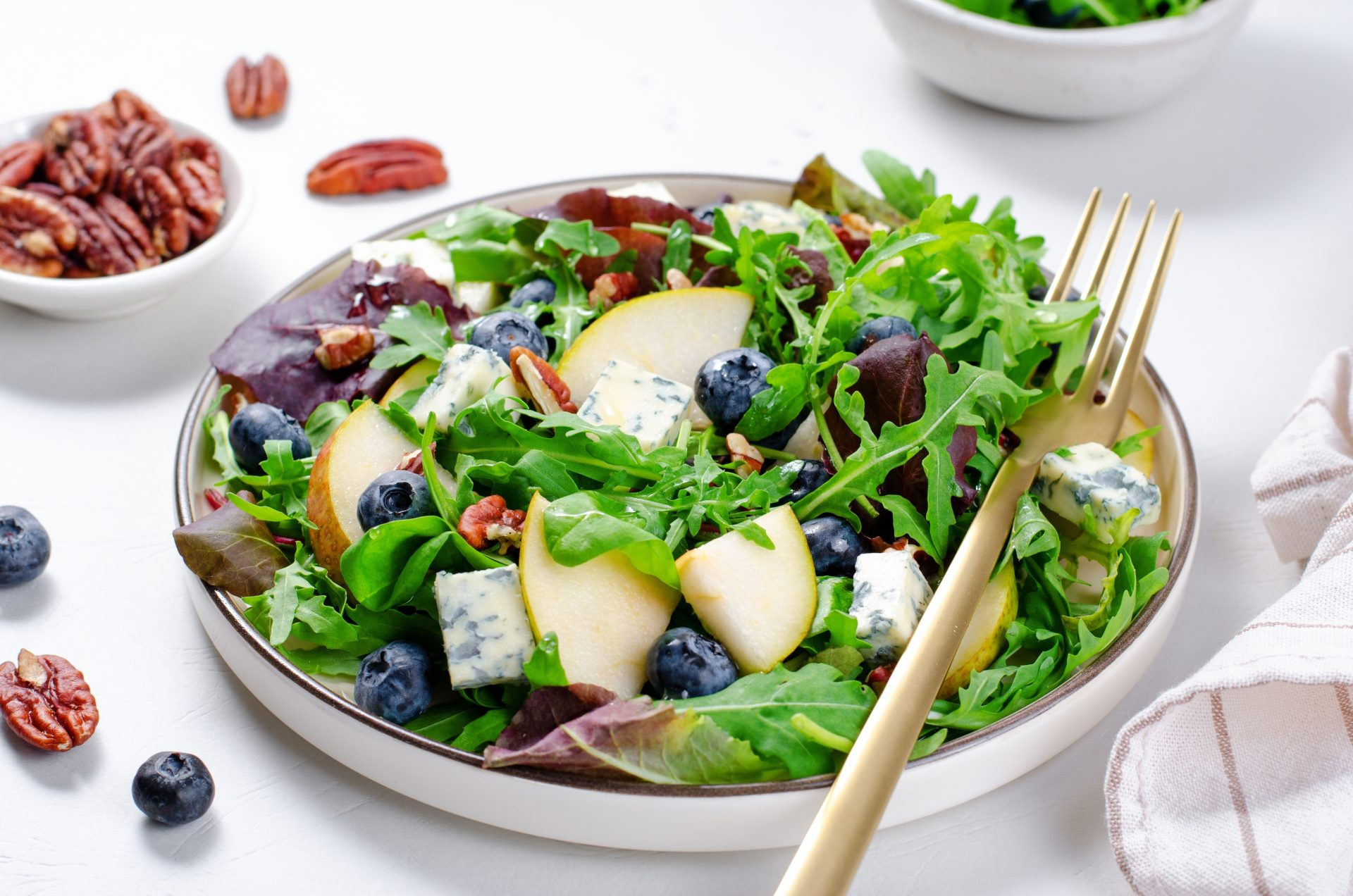 Ensalada de arúgula con peras asadas, gorgonzola y miel
