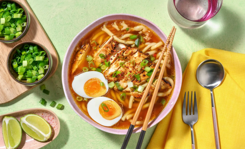 Ramen casero de pollo con fideos udon y verduras