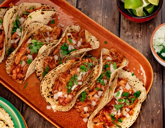 Tacos de tinga de pollo: una receta mexicana llena de sabor