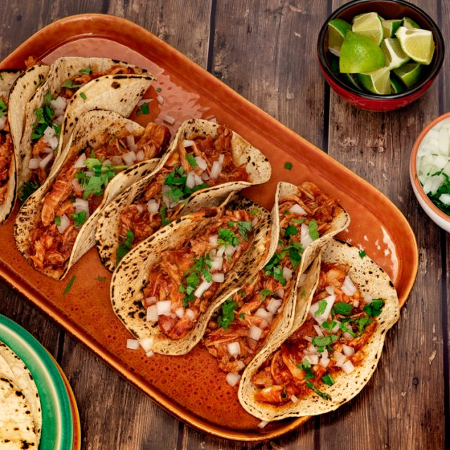 Tacos de tinga de pollo: una receta mexicana llena de sabor